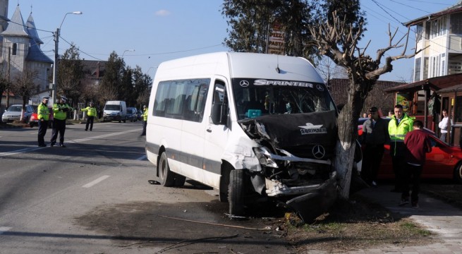 Cinci raniti intr-un accident pe Calea Moldovei - Maxitaxi - Buhusi